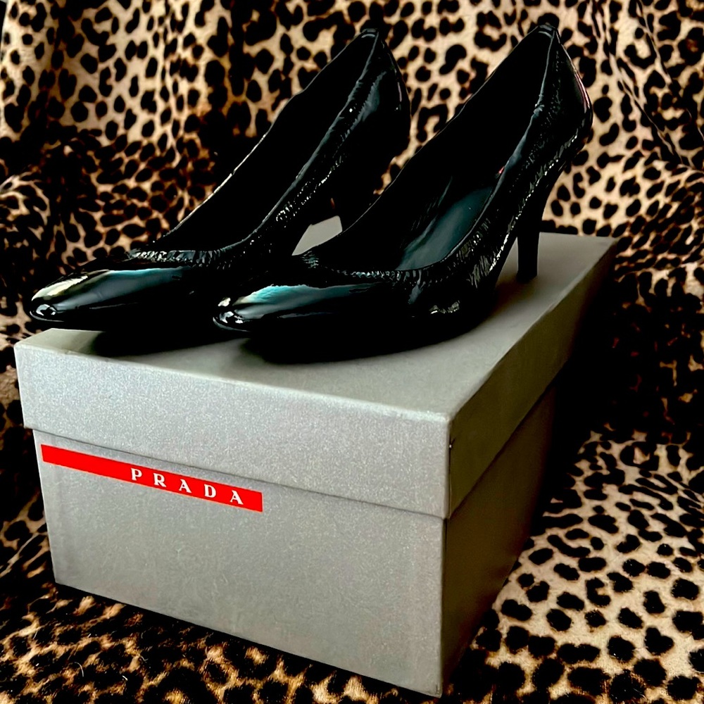 PRADA Black patent leather pump. Size 8 Discounted